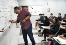 Concurso abre 2 mil vagas imediatas para professor com salário de R$ 7,1 mil
