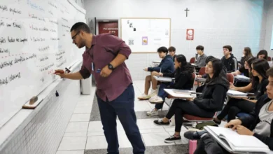 Concurso abre 2 mil vagas imediatas para professor com salário de R$ 7,1 mil