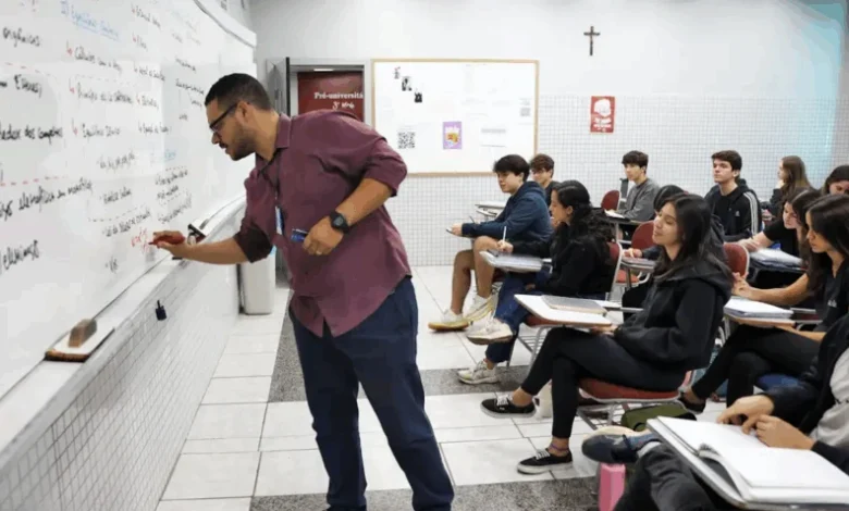 Concurso abre 2 mil vagas imediatas para professor com salário de R$ 7,1 mil