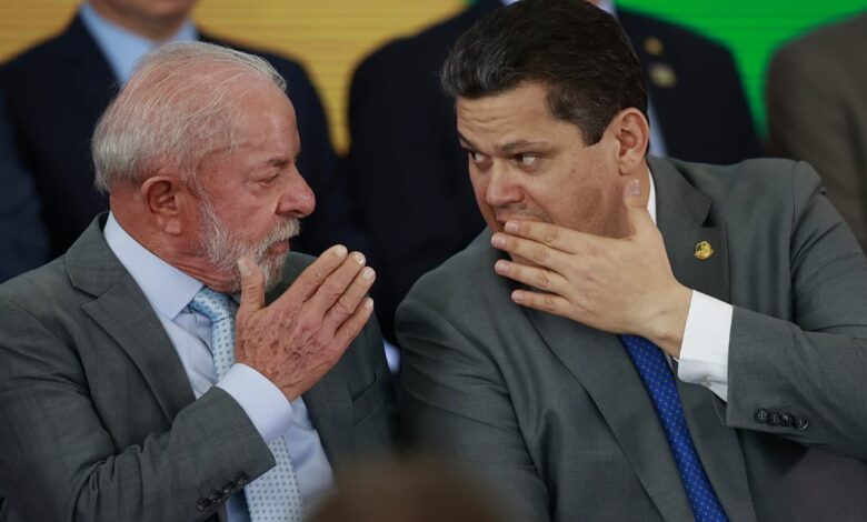 Lula e Alcolumbre se encontram no Amapá em visita a navio-sonda da Petrobras