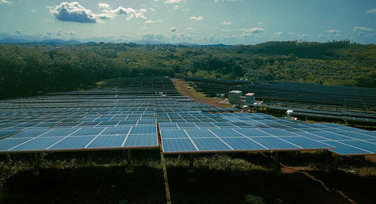 Painéis solares instalados em área árida para geração de energia limpa e recuperação do solo