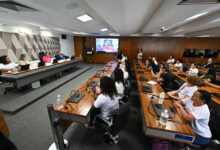 Mulheres com implante contraceptivo banido pedem política de assistência
