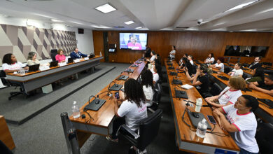 Mulheres com implante contraceptivo banido pedem política de assistência