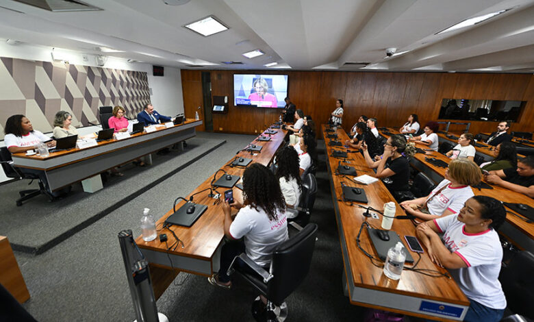 Mulheres com implante contraceptivo banido pedem política de assistência