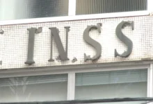 Tela de celular exibindo o aplicativo Meu INSS para serviços de aposentados e pensionistas