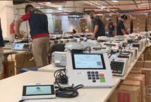 Urnas eletrônicas sendo preparadas para transporte fluvial no Amazonas