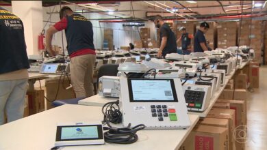 Urnas eletrônicas sendo preparadas para transporte fluvial no Amazonas