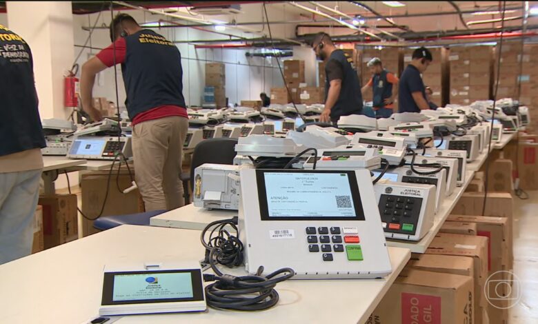 Urnas eletrônicas sendo preparadas para transporte fluvial no Amazonas