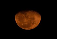 Lua cheia no céu noturno