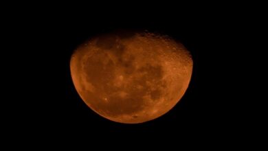 Lua cheia no céu noturno