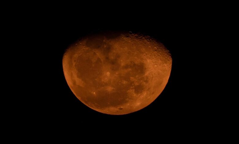 Lua cheia no céu noturno