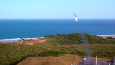 Foguete em lançamento na Base de Alcântara