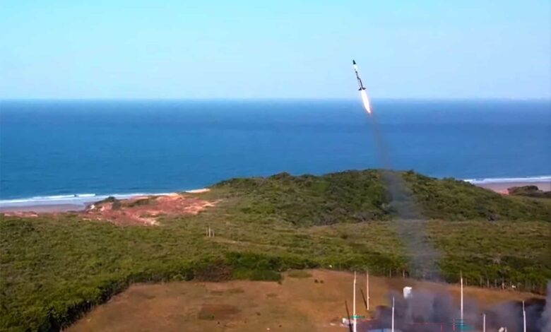 Foguete em lançamento na Base de Alcântara