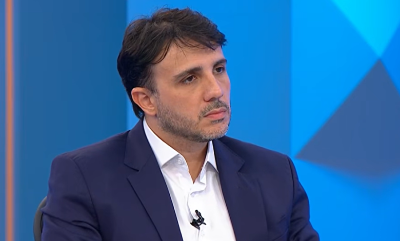 Renan Santos durante sabatina na televisão