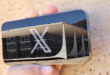 Tela de celular exibindo o logotipo da rede social X