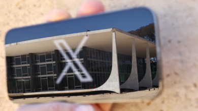 Tela de celular exibindo o logotipo da rede social X