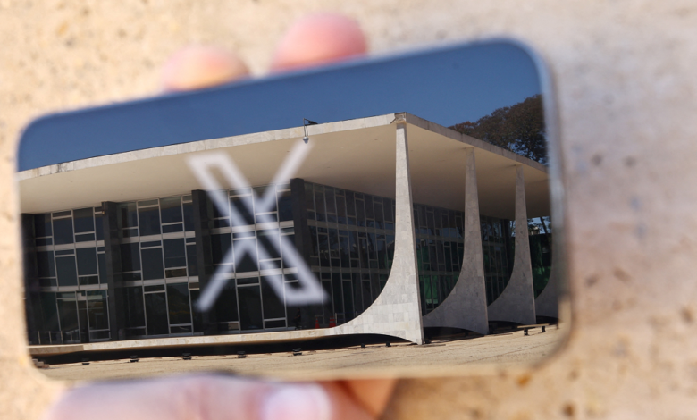 Tela de celular exibindo o logotipo da rede social X