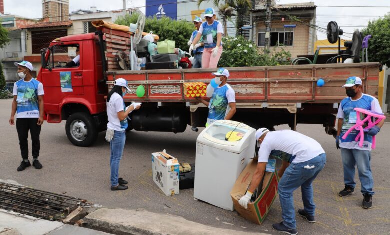 Ponto de coleta da Grande Coleta de Emaús em Belém, com caixas de doações organizadas para recebimento