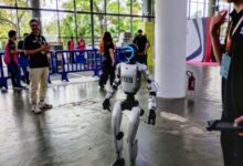 Robô interagindo com estudantes durante o evento Trampos do Futuro no Parque Ibirapuera