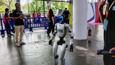 Robô interagindo com estudantes durante o evento Trampos do Futuro no Parque Ibirapuera