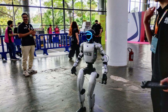 Robô interagindo com estudantes durante o evento Trampos do Futuro no Parque Ibirapuera