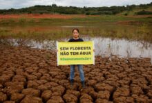 Reservatório de água com nível baixo em área urbana