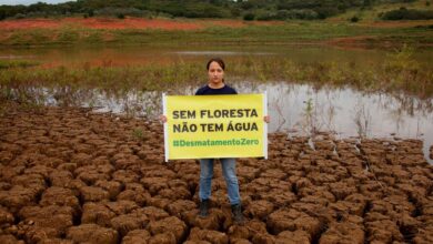 Reservatório de água com nível baixo em área urbana