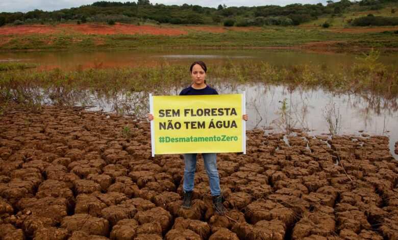 Reservatório de água com nível baixo em área urbana