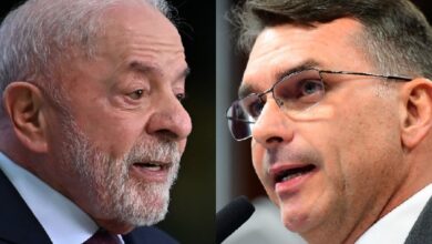 Urnas eletrônicas e ambiente de votação para as eleições presidenciais.