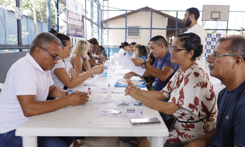 Moradores aguardam atendimento na ação Belém Pra Todos no bairro da Pedreira