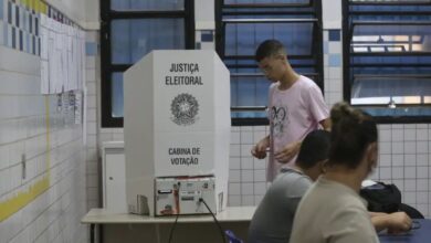 Urna eletrônica em seção de votação durante as eleições