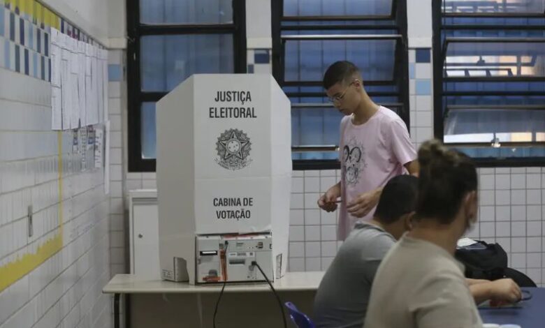 Urna eletrônica em seção de votação durante as eleições