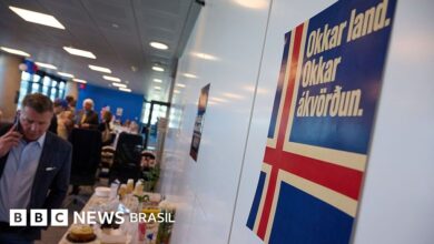 Bandeira da Islândia e símbolos da União Europeia em contexto de referendo