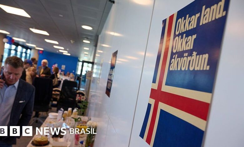 Bandeira da Islândia e símbolos da União Europeia em contexto de referendo