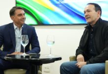 Flávio Bolsonaro durante reunião com ministro da Justiça de El Salvador, Gustavo Villatoro