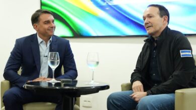 Flávio Bolsonaro durante reunião com ministro da Justiça de El Salvador, Gustavo Villatoro