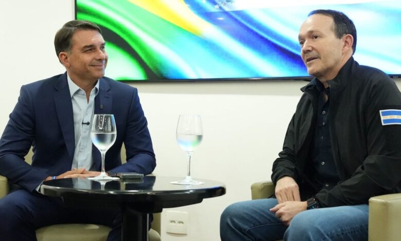 Flávio Bolsonaro durante reunião com ministro da Justiça de El Salvador, Gustavo Villatoro
