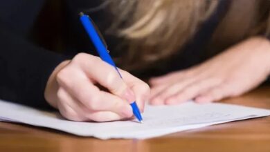 Pessoas estudando para concursos públicos e editais com vagas abertas