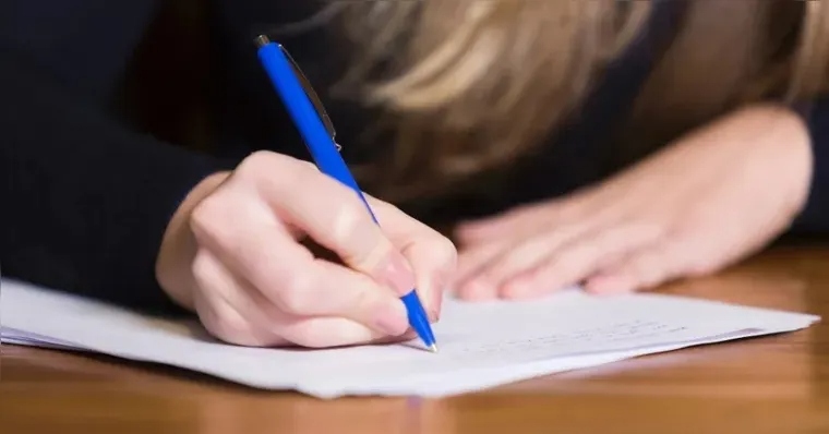 Pessoas estudando para concursos públicos e editais com vagas abertas