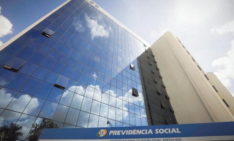 Aposentados e pensionistas do INSS em atendimento
