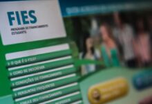 Estudante utilizando aplicativo de banco para renegociar dívida