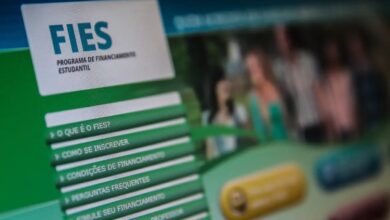 Estudante utilizando aplicativo de banco para renegociar dívida