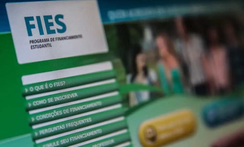 Estudante utilizando aplicativo de banco para renegociar dívida