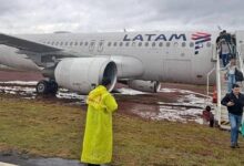 Aeronave da Latam parada em área de grama após sair da pista em aeroporto no Paraná
