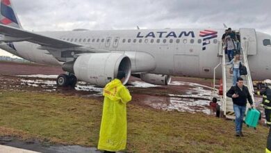 Aeronave da Latam parada em área de grama após sair da pista em aeroporto no Paraná