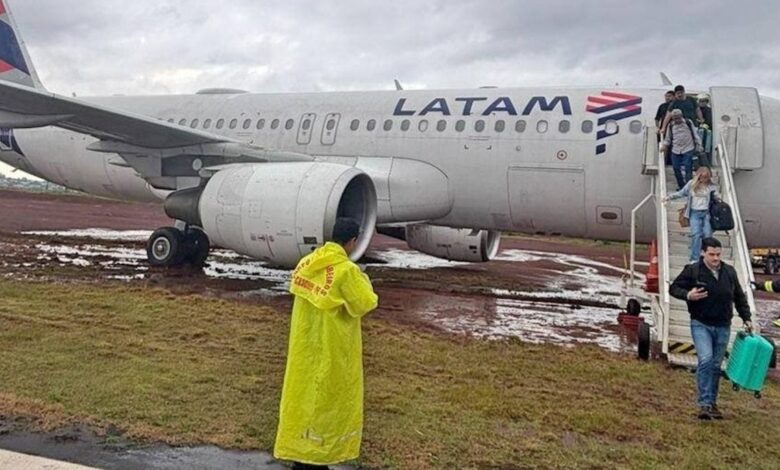 Aeronave da Latam parada em área de grama após sair da pista em aeroporto no Paraná