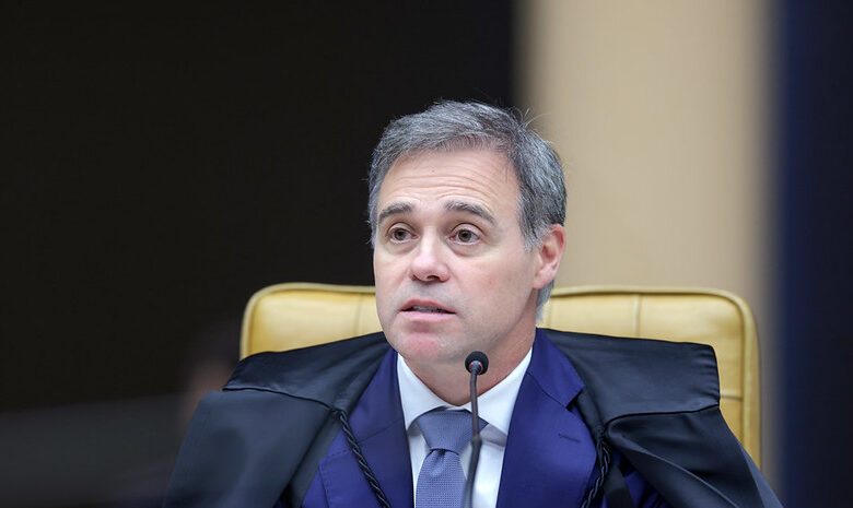 André Mendonça tenta barrar acesso de Zanin e Mendes ao celular de Vorcaro