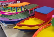 Idosos pintam barquinhos de miriti para exposição do TCE-PA (Canoas de Promesseiros)