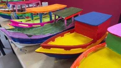 Idosos pintam barquinhos de miriti para exposição do TCE-PA (Canoas de Promesseiros)