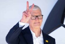 Tim Cook e John Ternus em evento da Apple